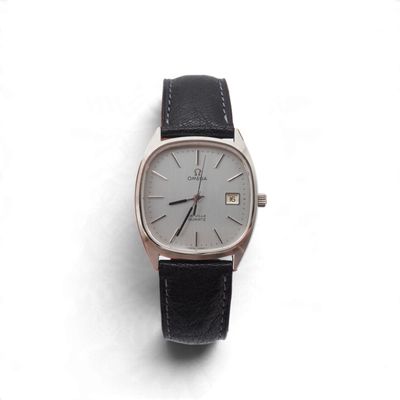 gros plan d'une montre sur une surface blanche