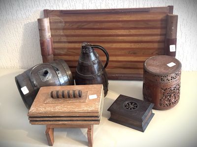 un grand nombre d'objets anciens qui se trouvent sur la table