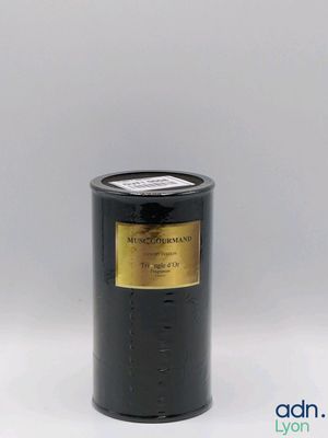 une image représentant un bidon noir orné d'une étiquette dorée
