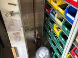 de nombreux bacs contenant des objets divers dans un débarras