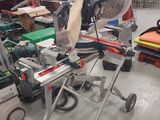 une photo d'une pièce remplie d'outils et de matériel