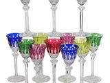 six verres à vin de couleurs différentes empilés les uns sur les autres