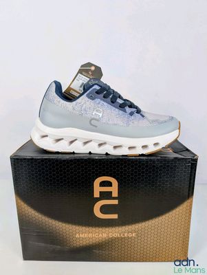 une boîte sur laquelle est posée une paire de baskets