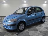 la photo d'une voiture bleue garée dans un garage