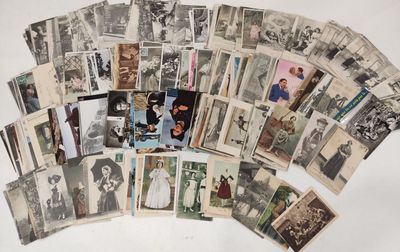 De nombreuses photos anciennes représentant des personnes sont disposées en cercle sur une surface blanche.