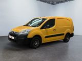 La camionnette jaune est garée dans la grande salle du bâtiment.