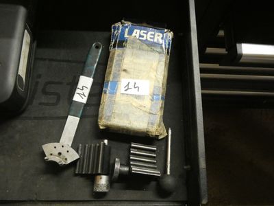 une boîte contenant des outils sur une table