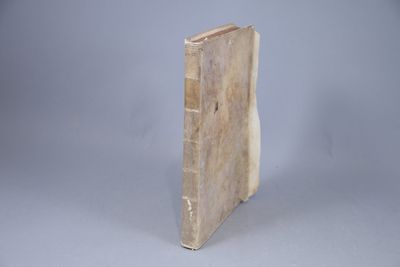 un vieux livre posé sur une table