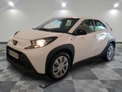 La Toyota C-HR blanche est garée sur un sol à damier