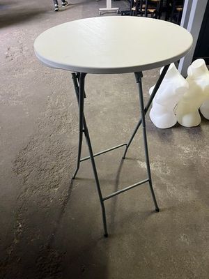 une table blanche placée au milieu d'une pièce