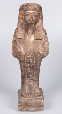 une statue égyptienne représentant un homme coiffé d'un chapeau