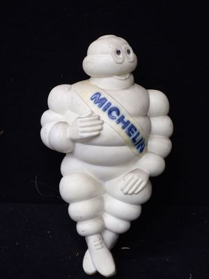 une statue blanche représentant un homme avec une écharpe autour du cou