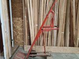un chariot posé devant un tas de bois