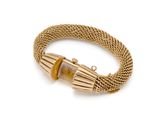 un bracelet en mailles d'or jaune 18 carats orné d'une perle en verre jaune