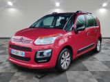 une citrole rouge est garee sur un sol en damier