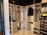 un dressing avec de nombreuses étagères et de nombreux tiroirs