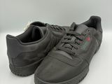 une paire de baskets en cuir noir avec un logo rouge et vert sur la semelle