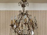 un lustre suspendu au plafond d'une pièce