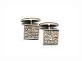 une paire de boutons de manchette en diamant sur fond blanc