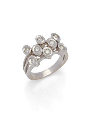 gros plan d'une bague en diamant sur fond blanc