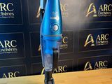 une photo d'un aspirateur posé sur une table en bois