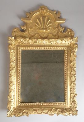 un miroir doré accroché au mur d'une pièce