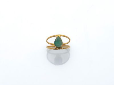 une bague en or avec une pierre verte au centre