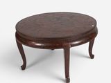 une image représentant une table ronde en bois avec un plateau en bois