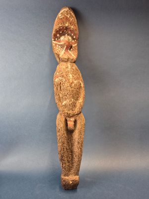VANUATU Figure en fougère et pigments. Hauteur : 58 cm.