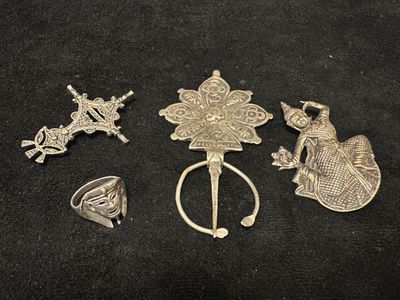 plusieurs objets métalliques argentés posés sur une surface noire