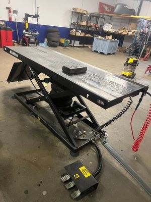 an image of a scissor table in a garage