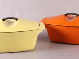 trois plats à gratin de couleurs différentes posés sur une surface blanche