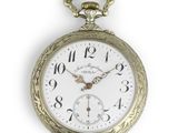une montre de poche en or avec des chiffres romains sur le cadran
