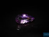 gros plan d'un diamant violet sur une surface noire
