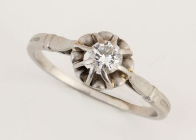 gros plan d'une bague en diamant sur une surface blanche