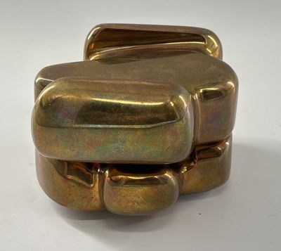un objet métallique posé sur une surface blanche