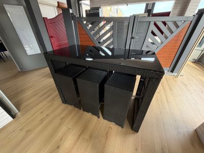 une photo d'une pièce avec un parquet et un escalier
