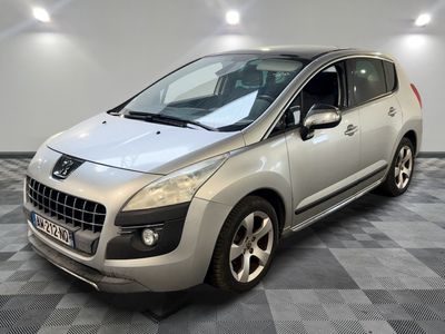 la voiture argentée est garée dans le garage sur le sol en damier