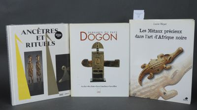 trois livres consacrés à l'art antique et à des objets anciens, exposés sur une table