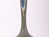un vase vert orné d'un motif bleu et marron