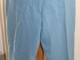 un mannequin vêtu d'un pantalon bleu et d'une chemise blanche