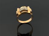 une bague en or avec un diamant serti au centre