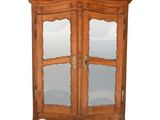 une image d'une armoire en bois avec des portes en verre