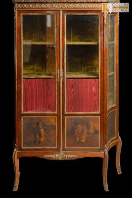 une vitrine ancienne avec un rideau rouge en arrière-plan