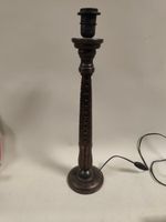Pied de lampe en bois sculpté et teinté à fût décor de feuil… (photo 2)