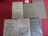 plusieurs livres posés sur une table recouverte d'une nappe rouge
