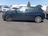 la photo d'une voiture bleue garée dans un parking