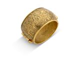un bracelet en or orné d’un motif