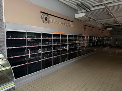 Linéaire portes vitrées en froid positif de 28 portes AHT.