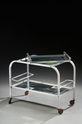 un chariot de service en métal blanc et en verre, muni de deux plateaux et équipé de roulettes